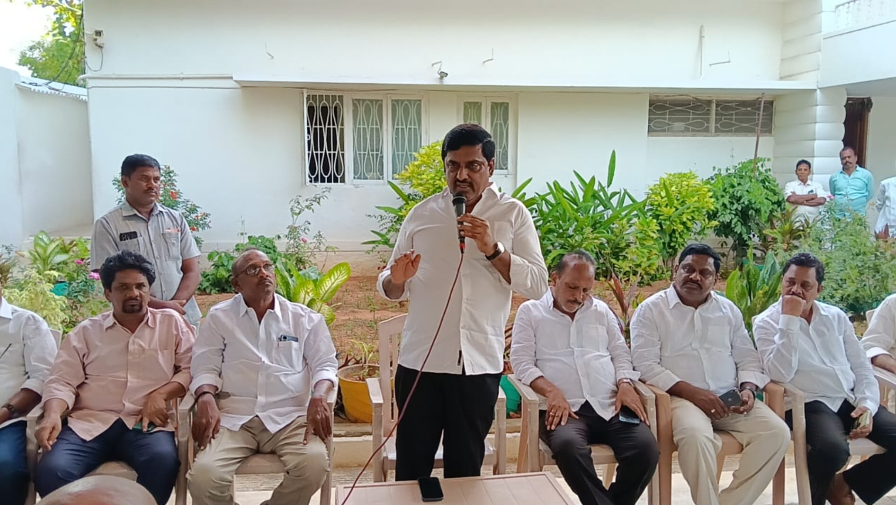 "2 ఏళ్ల నమ్మకం – అభివృద్ధి, సంక్షేమం" ఇంటింటి ప్రచారాన్ని విజయవంతం చేయాలి: ఎమ్మెల్యే కిషోర్ కుమార్ రెడ్డి  ఇంటింటి ప్రచారంపై దిశానిర్దేశం చేస్తున్న ఎమ్మెల్యే  కిషోర్
